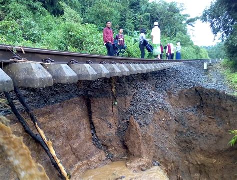 Jalur KA Bogor Sukabumi Terputus Pasca Longsor Bogor Channel