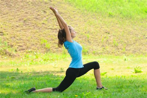 Mujer Que Hace La Meditación De La Yoga Foto de archivo Imagen de