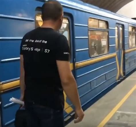 Half Naked Commuter Covers Himself In Oil Brings The Entertainment To You Autoevolution