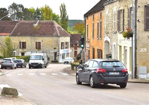 Deux Feux Tricolores Passent Au Vert Si La Vitesse Est Respect E