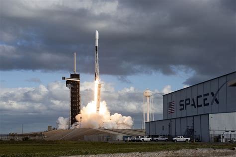 Spacex Launches U S Spy Satellite Falcon 9 First Stage Returns