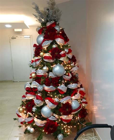 Árbol De Navidad Rojo Y Plateado