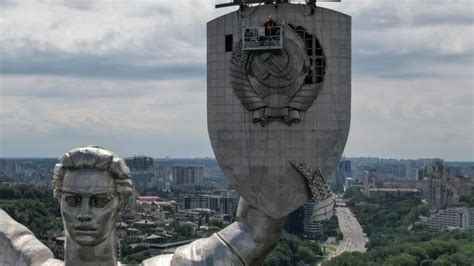 Ucrania Retira Los S Mbolos Sovi Ticos De La Estatua De La Madre Patria