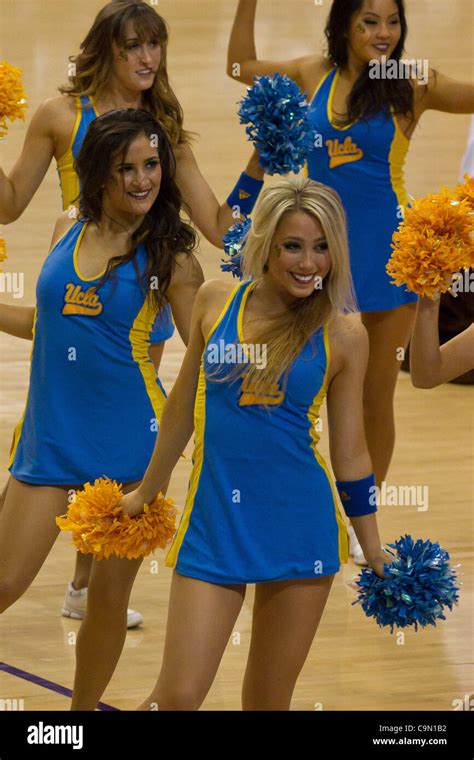 Ucla cheerleaders hi-res stock photography and images - Alamy