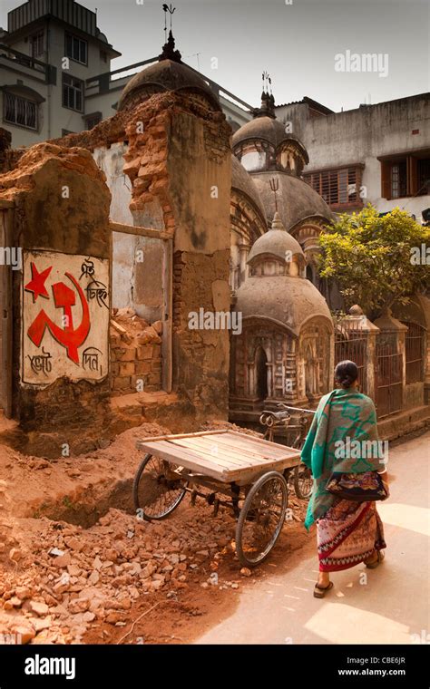 India, West Bengal, Kolkata, Baranagar, small roadside temple beside ...