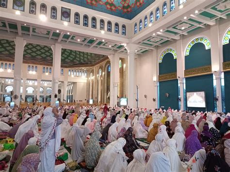 Gema Takbir Iringi Kedatangan Jemaah Salat Iduladha Di Masjid Al Akbar