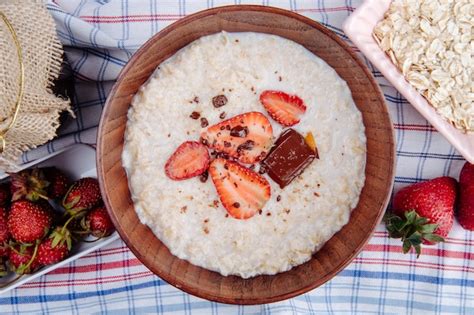 Vista Superior De Gachas De Avena Con Fresas Frescas Y Chocolate En Un