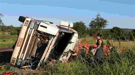 Motorista Fica Preso Ap S Caminh O Tombar Tijolos E Socorrido Em