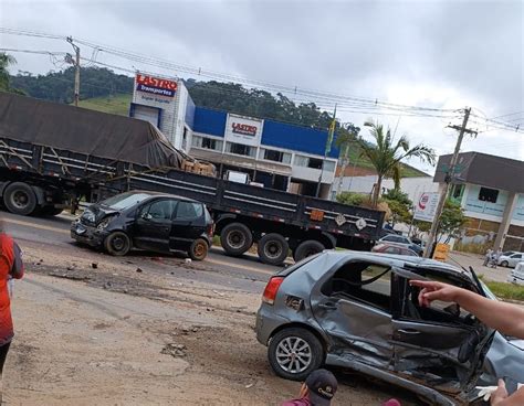 Portal Caparaó Colisão entre dois carros deixa feridos na BR 262 na