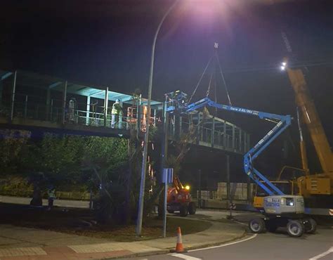 Retirada Durante A Pasada Noite A Pasarela Do Pasatempo Sobre A Avenida