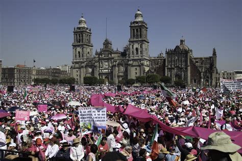 Por qué miles de mexicanos marcharon este domingo en defensa de la