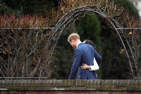 [fotos] Príncipe Harry Y Meghan Markle Hacen Su Primera Aparición