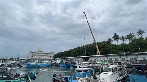 台東富岡漁港2艘沉船今天吊掛 作業難度曝光 生活 中時