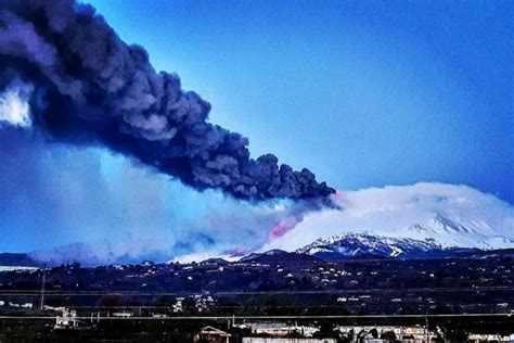 Etna Una Violenta Eruzione E Fortissimi Boati Svegliano La Sicilia