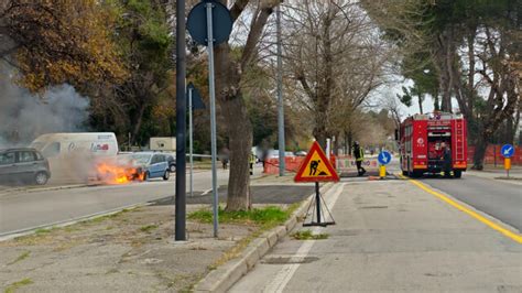 Auto Prende Fuoco Mentre In Movimento Paura In Via Della Bonifica