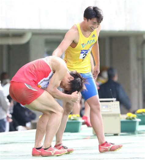 ＜織田記念陸上＞男子走り幅跳び決勝 1センチ差で敗れて悔しがる橋岡優輝（左）を笑顔で慰める小田大樹（撮影・北條 貴史） ― スポニチ