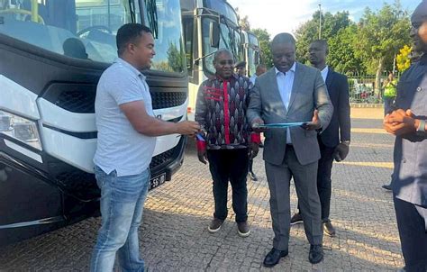 cuito precisa de 40 novos autocarros públicos transporte 12h15 domingo