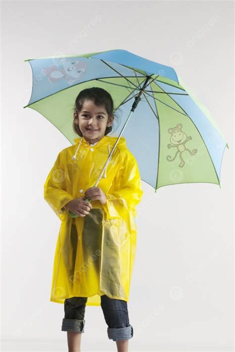 Fundo Menina Vestindo Uma Capa De Chuva E Segurando Um Guarda Chuva