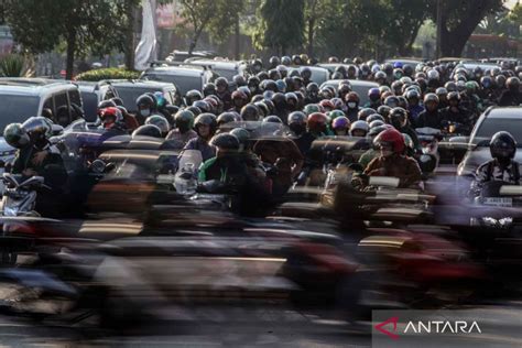 Kepadatan Kendaraan Di Hari Pertama Kerja Setelah Libur Lebaran