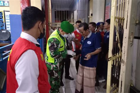 Razia Rutan Situbondo Petugas Temukan Puluhan Barang Terlarang Times