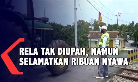 Kisah Penjaga Perlintasan Kereta Api Potret Pahlawan Di Jalanan