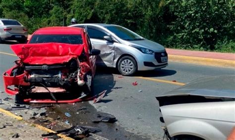 Grave acidente de trânsito deixa três carros destruídos em avenida