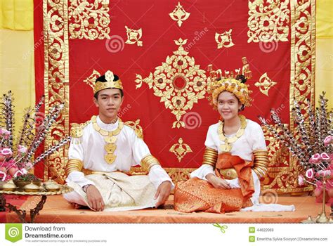 A Brunei traditional wedding costume | Wedding costumes, Traditional wedding, Foreign wedding