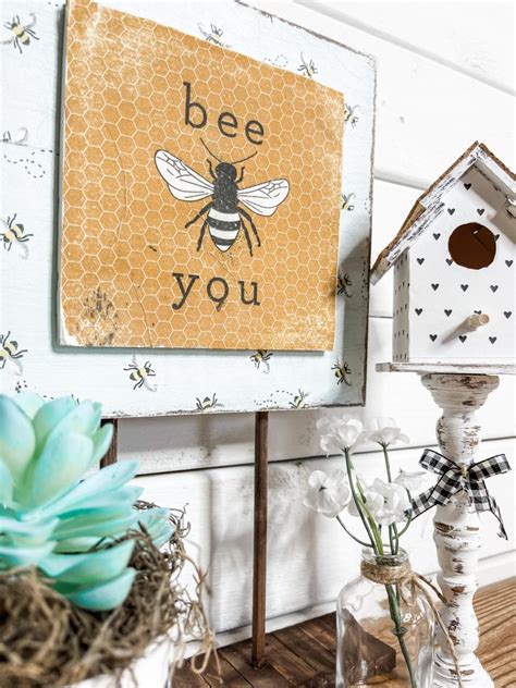 DIY Farmhouse Bee Sign - Easy DIY Decor Tutorial