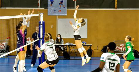 Volley ball Élite féminine Saint Chamond sincline avec la manière