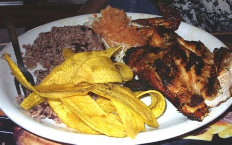 Pollo Asado y Gallo Pinto Tajadas él Ensalada Nicaragua Food