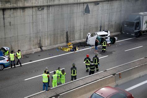 Milano Camion Contro Auto In Tangenziale Due Morti E Due Feriti