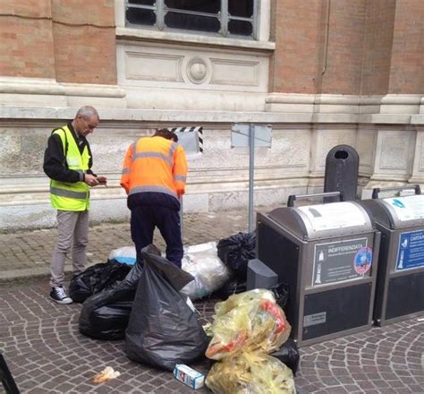 Ravenna Ancora Rifiuti Abbandonati Multe In Piazza Costa