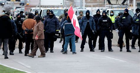 Comboio Da Liberdade Pol Cia Canadense Prende Manifestantes Em Ponte