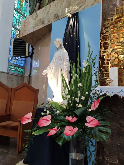 Pin By Jennifer Andrade On Arranjos De Flores Simples Church Flowers