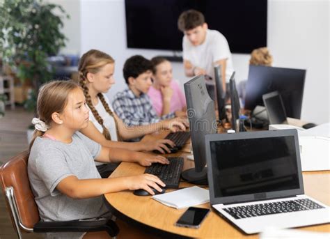 Estudante De Menina Aprendendo A Trabalhar No Computador Na Sala De