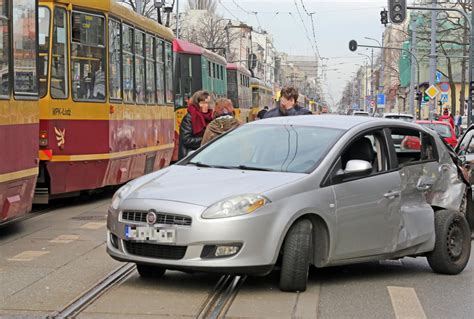 Wypadek na Piotrkowskiej w Łodzi Kobieta zawróciła wprost pod tramwaj