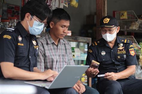 Jalani Fungsi Pengawasan Bea Cukai Pantau Harga Rokok Di Pasaran