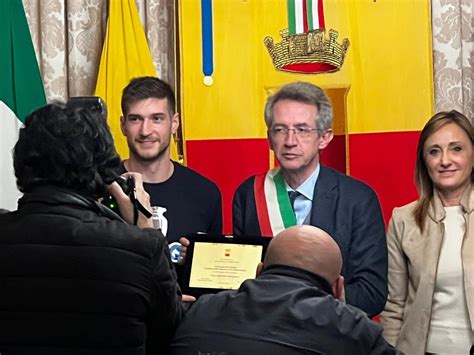 Video Folla In Delirio Per La Gevi Napoli Premiata In Comune E