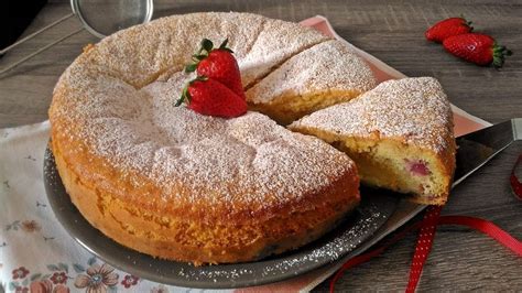 Torta Nua Con Crema E Fragole Youtube