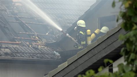 NonstopNews Dachstuhl eines Mehrfamilienhauses auf ländlichem Hof