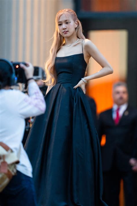 Rosé De Blackpink Deslumbra Con Un Look Elegante En La Alfombra Roja Vogue