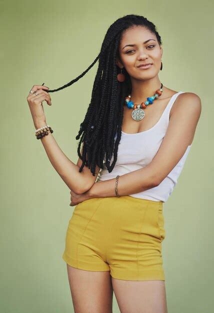 Belleza De Moda Y Retrato De Mujer Negra Sobre Fondo Verde En Estudio