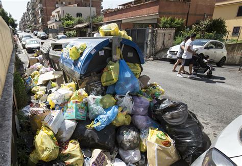 Emergenza Rifiuti A Roma Ci Siamo Ritrovati In Questa Situazione