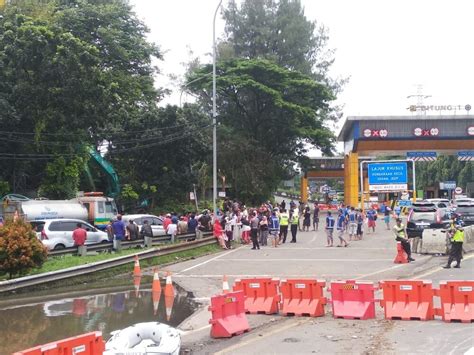 Warga Desa Kadu Demo Pemukimannya Banjir Akibat Meluapnya Sungai Di Tol