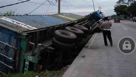 Kontainer Semen Terperosok Ke Parit Sopir Mengantuk Topmetro News