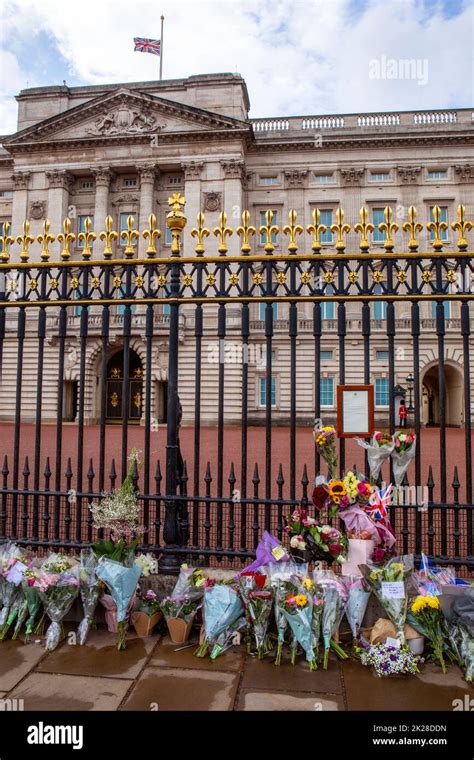 London Uk September 9th 2022 A Notice On The Gates Of Buckingham