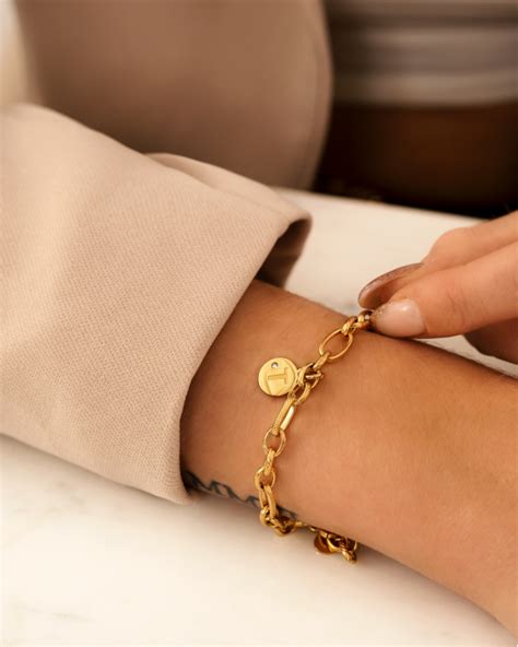 Chain Armband Met Shiny Initial Goudkleurig Shop Bij Finaste Nl