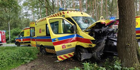 Wypadek Karetki Pogotowia Pod Kluczborkiem Trzy Osoby Ranne W Tym Pacjent