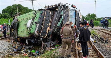 Kereta Api Rempuh Bas Maut Harian Metro