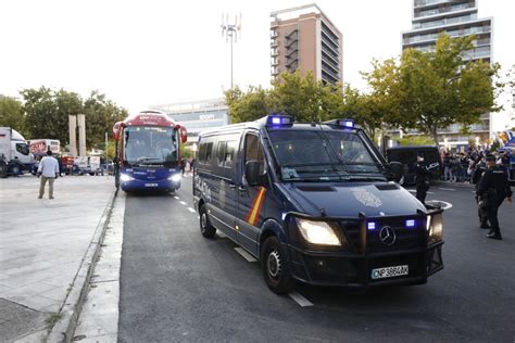 Ambiente En La Romareda Con Los Aficionados Del Real Zaragoza Y La SD